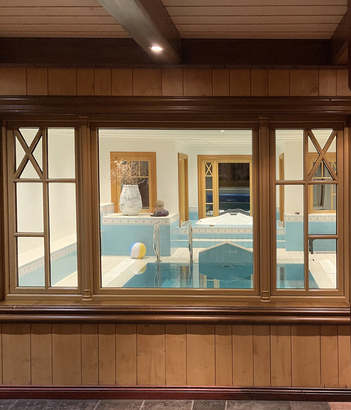  From the fireplace lounge you can look into the wellness area. 