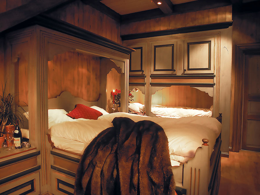  Several large bedrooms with four-poster bed. 