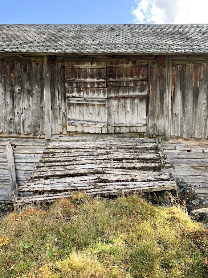  In the yard outside there are several memories from the harness. 