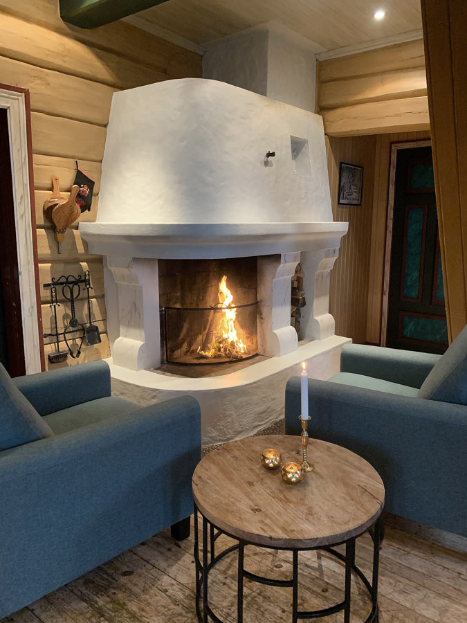  Encourages good conversations in front of the fireplace. 