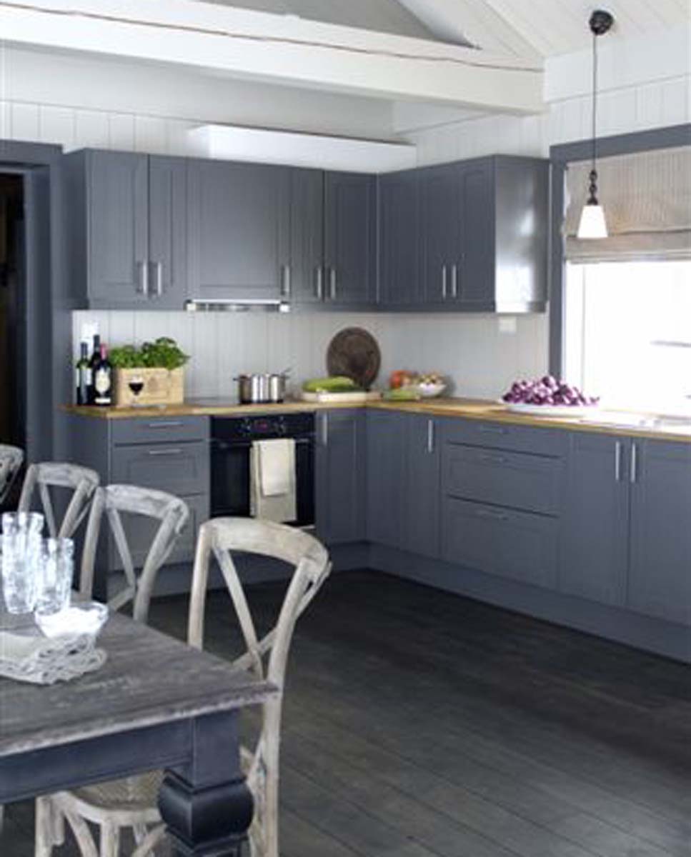 Open kitchen, dining room with fireplace. 